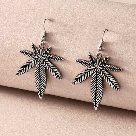 🟣 3/$25 Leaf Earrings - Picture 1 of 2